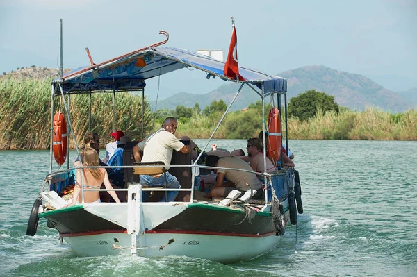 Turisté si na lodi u řeky Dalyan Mugla, Turecko. — Stock fotografie