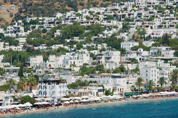 Blick auf den Strand und die Hotels des Ferienortes Bodrum, Türkei. — Stockfoto
