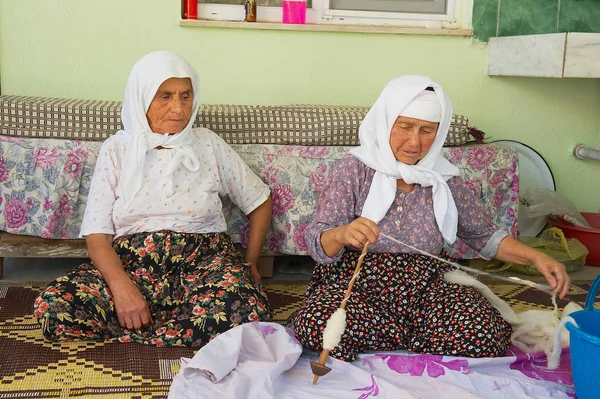 Senior women spin wool for carpet production in Karacahisar, Turkey. — Stock Photo, Image