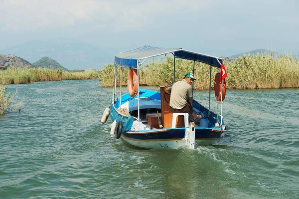 Людина їде туристичних човен в річці Dalyan у регіоні Mugla, Сполучені Штати Америки. — стокове фото
