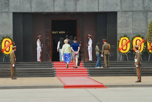 Les touristes étrangers visitent le Mémorial de Ho Chi Minh à son mausolée sur la place Ba Dinh à Hanoi, Vietnam . — Photo