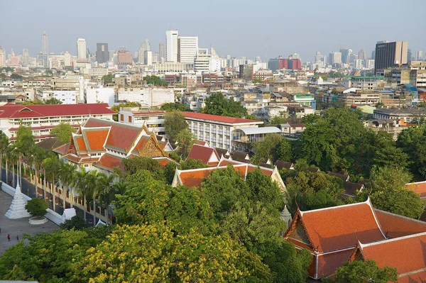 Vista al horizonte del casco antiguo con templos y rascacielos al fondo al amanecer desde la Montaña Dorada en Bangkok, Tailandia . —  Fotos de Stock