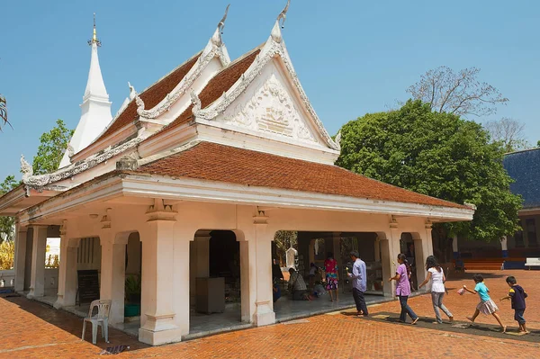 Οι άνθρωποι επισκέπτονται Phra ότι Si τραγούδι Rak ναός σε Loei, Ταϊλάνδη. — Φωτογραφία Αρχείου