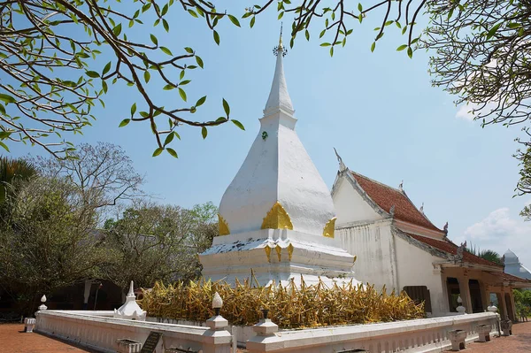 Phra that si song rak tempel mit der schiefen stupa in loei, thailand. — Stockfoto