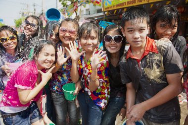 Geleneksel Songkran Festivali Street genç insanlar kutlamak.