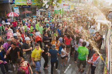 Geleneksel Songkran Festivali Street genç insanlar kutlamak.