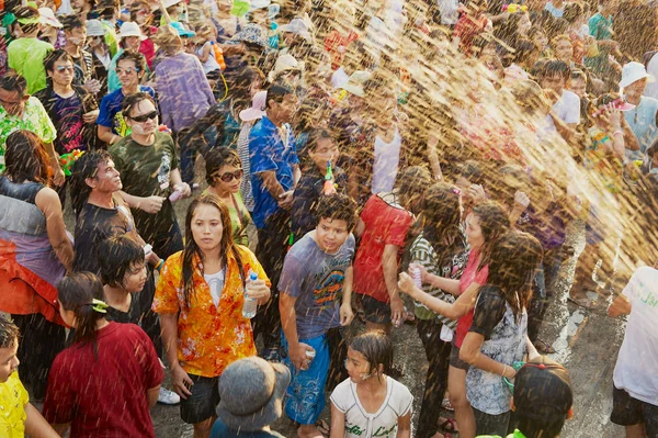 Geleneksel Songkran Festivali Street genç insanlar kutlamak.