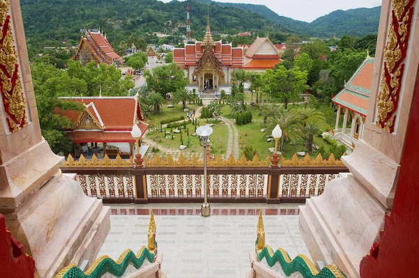 Vista para o Templo Chalong na ilha de Phuket . — Fotografia de Stock