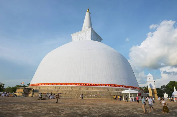 Ludzie odwiedzają Ruwanwelisaya stupa w Anuradhapura, Sri Lanka. — Zdjęcie stockowe