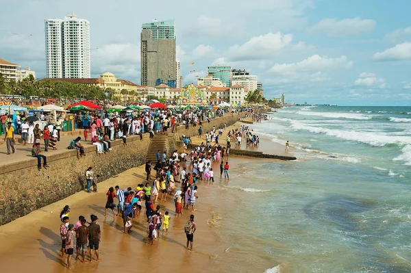 Mensen ontspannen aan de kust in Colombo, Sri Lanka. — Stockfoto