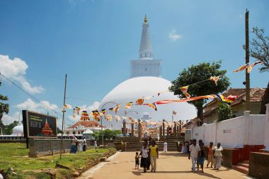 İnsanlar Ruwanwelisaya stupa Anuradhapura, Sri Lanka ziyaret.