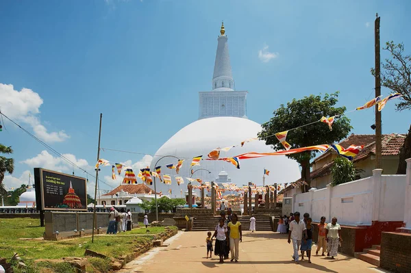 Ludzie odwiedzają Ruwanwelisaya stupa w Anuradhapura, Sri Lanka. — Zdjęcie stockowe