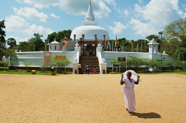 People visit Lankarama stupa in Anuradhapura, Sri Lanka. — Stock Photo, Image