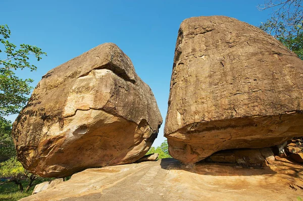 Ancient monks meditation caves under big rocks in Anuradhapura, Sri Lanka. — Stock Photo, Image