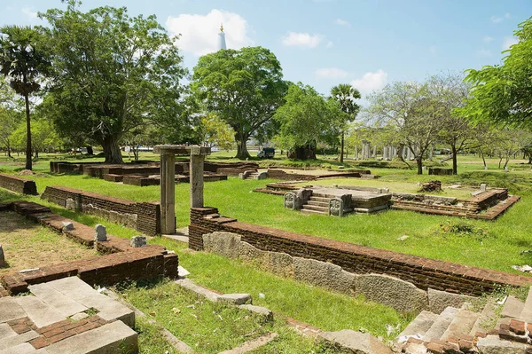 Vista de las ruinas de la ciudad sagrada en Anuradhapura, Sri Lanka . — Foto de Stock