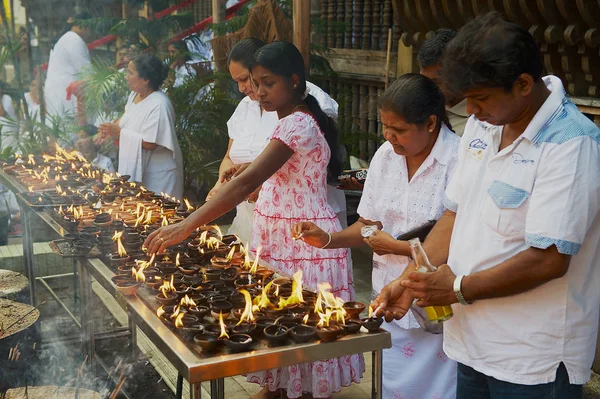 Světlo svíčky lidé v buddhistickém chrámu při náboženské slavnosti Vesak v Colombo, Srí Lanka. — Stock fotografie
