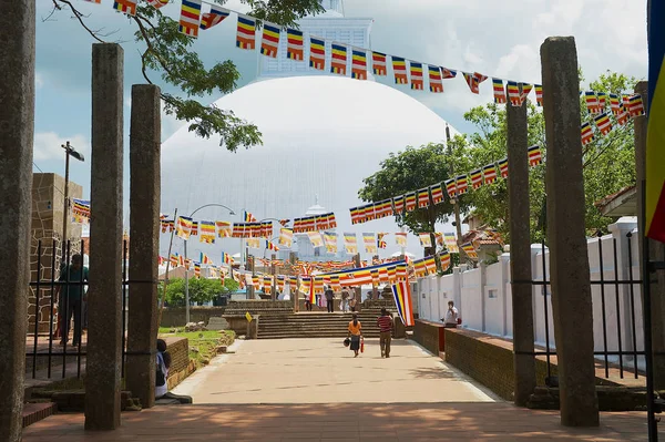 Mensen bezoeken Ruwanwelisaya stupa in Anuradhapura, Sri Lanka. — Stockfoto