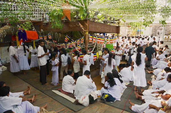 La gente celebra la festa religiosa Vesak in un tempio buddista a Colombo, Sri Lanka . — Foto Stock