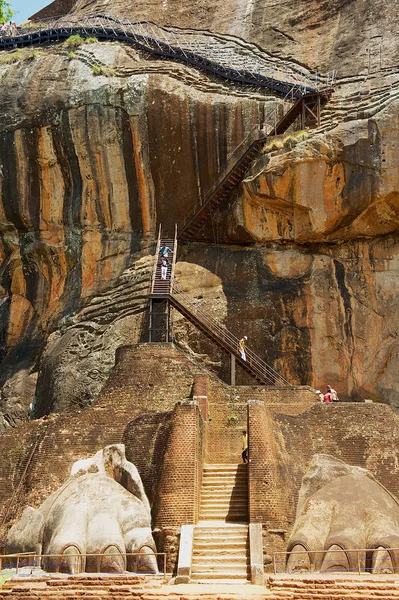 Tourists climb Sigiriya Lion rock fortress in Sigiriya, Sri Lanka. — Stock Photo, Image