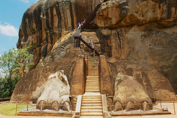 Turistas escalan fortaleza de roca de León Sigiriya en Sigiriya, Sri Lanka . —  Fotos de Stock