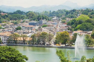 Kandy, Sri Lanka şehrin merkezi bölümü görüntülemek.