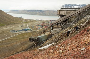 Longyearbyen kasabayı terk edilmiş kömür ile için benim ön, Norveç görüntüleyin.