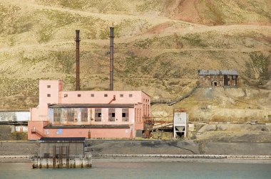 Yıkık güç istasyonu terk edilmiş Rus arctic yerleşim Pyramiden, Norveç bina.