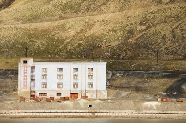 Terk edilmiş Rus arctic yerleşim Pyramiden, Norveç bina terk.