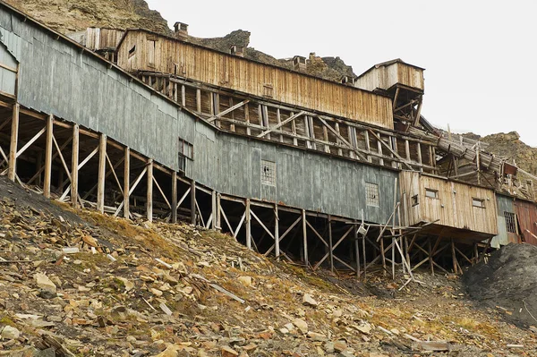 Longyearbyen, Norveç'te bina terk edilmiş kutup kömür madeni. — Stok fotoğraf