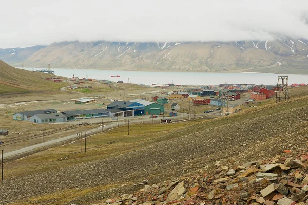 Nézd a város Longyearbyen, Norvégia. — Stock Fotó