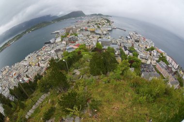 Alesund, Norveç'te bir bulutlu yaz gününde Alesund şehrine geniş açı Panoraması.