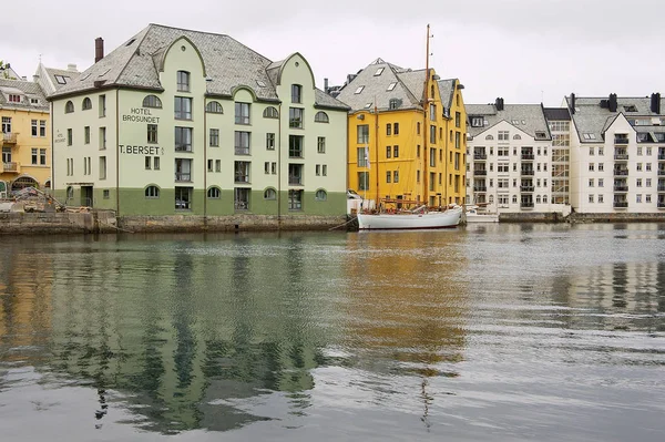 Met het oog op de historische gebouwen in de haven van Alta Lufthavn, Noorwegen. — Stockfoto