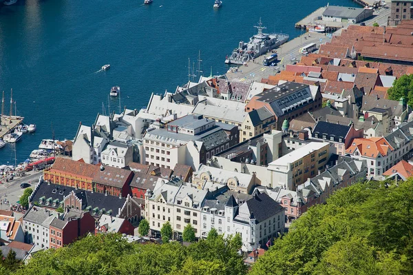 Veduta degli edifici e del porto dalla collina di Floyen a Bergen, Norvegia . — Foto Stock