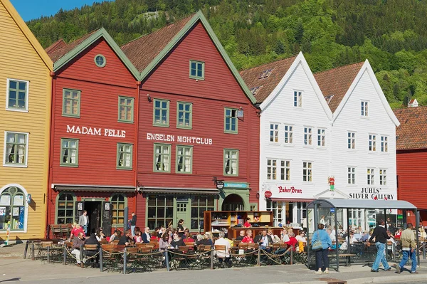 Mensen hebben lunch op straat restaurants op Bruggen in Bergen, Noorwegen. — Stockfoto