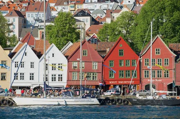 Met het oog op het gebied van Bryggen met residentiële gebouwen op de achtergrond in Bergen, Noorwegen. — Stockfoto
