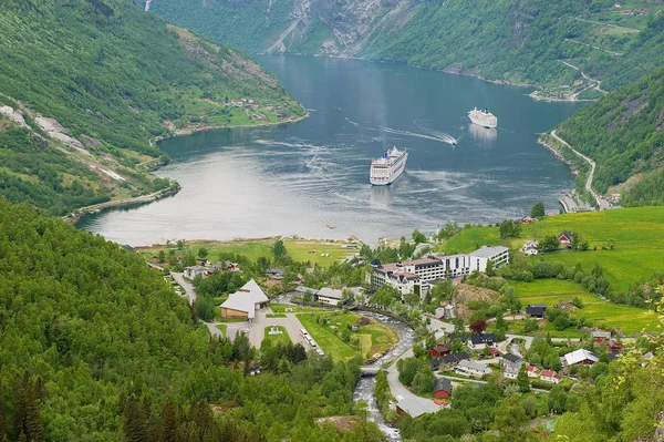 Met het oog op het prachtige Geiranger fjord van Geiranger, Noorwegen. — Stockfoto