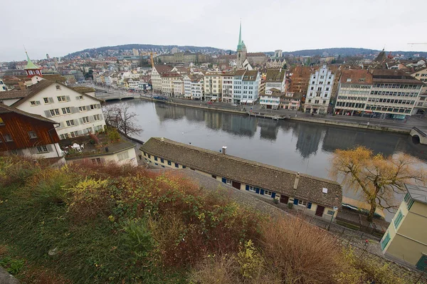 Nézd, hogy a történelmi épület a belvárosban Zurich, Svájc. — Stock Fotó