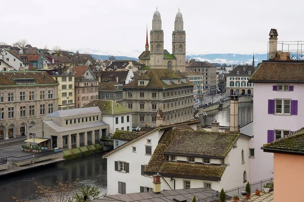 Melihat bangunan bersejarah di pusat kota Zurich, Swiss . — Stok Foto
