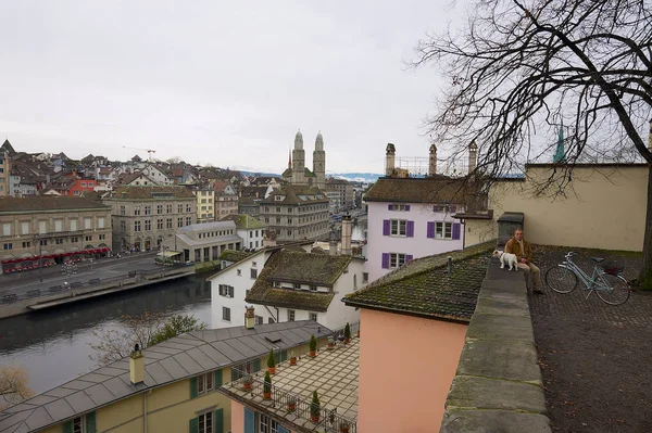 Melihat bangunan bersejarah di pusat kota Zurich, Swiss . — Stok Foto