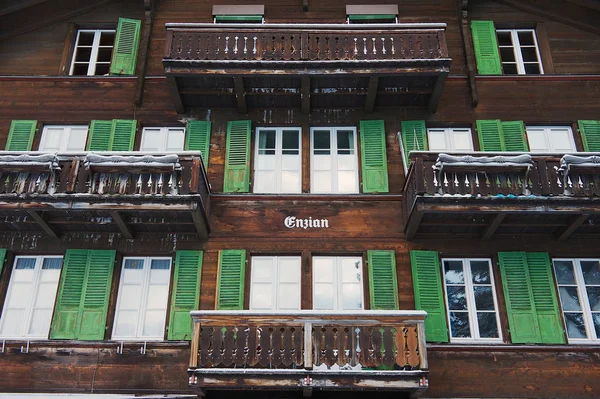 Exterior del tradicional chalet de madera en Murren, Suiza . —  Fotos de Stock