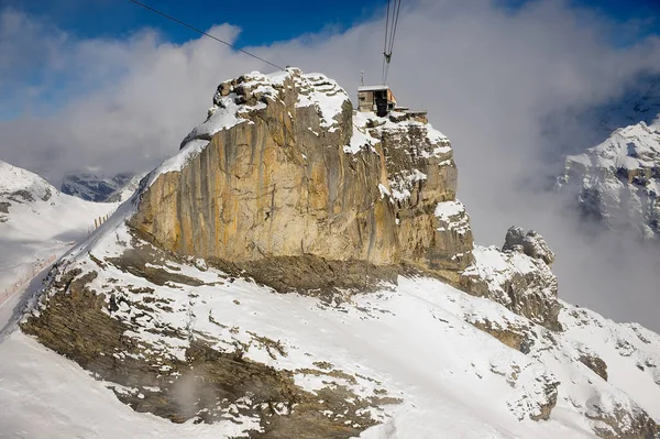Murren, İsviçre Schilthorn giderken teleferik teleferik dan Birg teleferik istasyonuna görüntülemek.