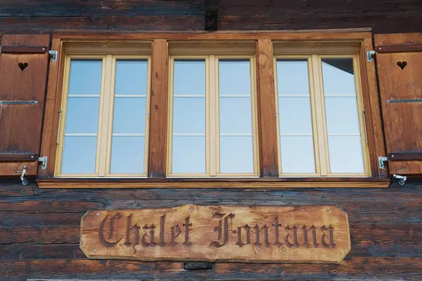 Detail van de buitenkant van de traditionele houten chalet in Wilmington, Zwitserland. — Stockfoto