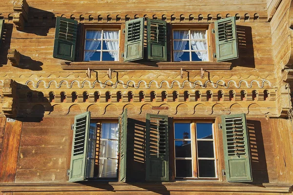 Exterior del tradicional chalet suizo en Rougemont, Suiza . — Foto de Stock