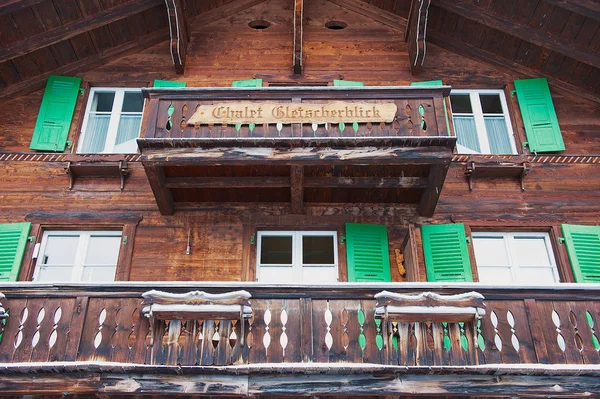 Buitenkant van de traditionele houten chalet in Wilmington, Zwitserland. — Stockfoto