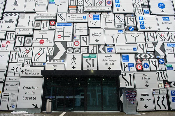 Weergave van de verkeerstekens op de buitenmuur van het Museum van de Zwitserse vervoermiddelen in Luzern, Zwitserland. — Stockfoto