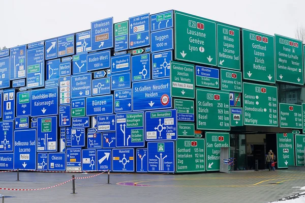 Weergave van de verkeerstekens op de buitenmuur van het Museum van de Zwitserse vervoermiddelen in Luzern, Zwitserland. — Stockfoto