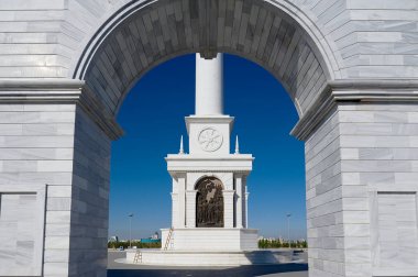 Astana, Kazakistan'ın güzel kazak Eli anıtın tabanına görüntülemek
