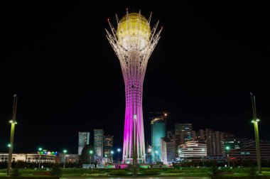 Gece Astana, Kazakistan Bayterek Anıtı ve Gözlem Kulesi görüntülemek.