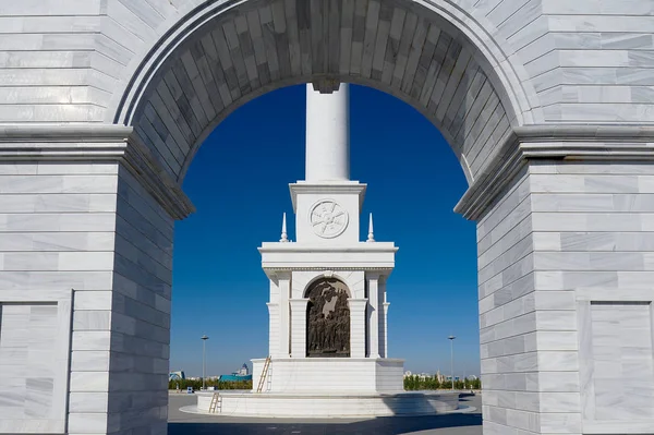 Blick auf die Basis des wunderschönen kasachischen eli-Denkmals in Astana, Kasachstan — Stockfoto