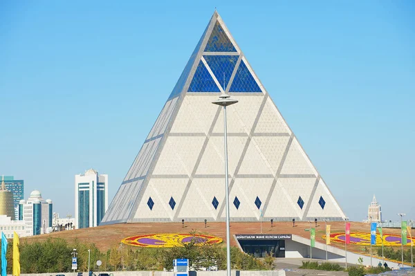 Barış Sarayı ve Astana, Kazakistan bina uzlaşma. — Stok fotoğraf